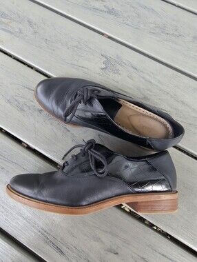 Clarks Women's Leather Size 7.5M Pre-owned Black Leather.